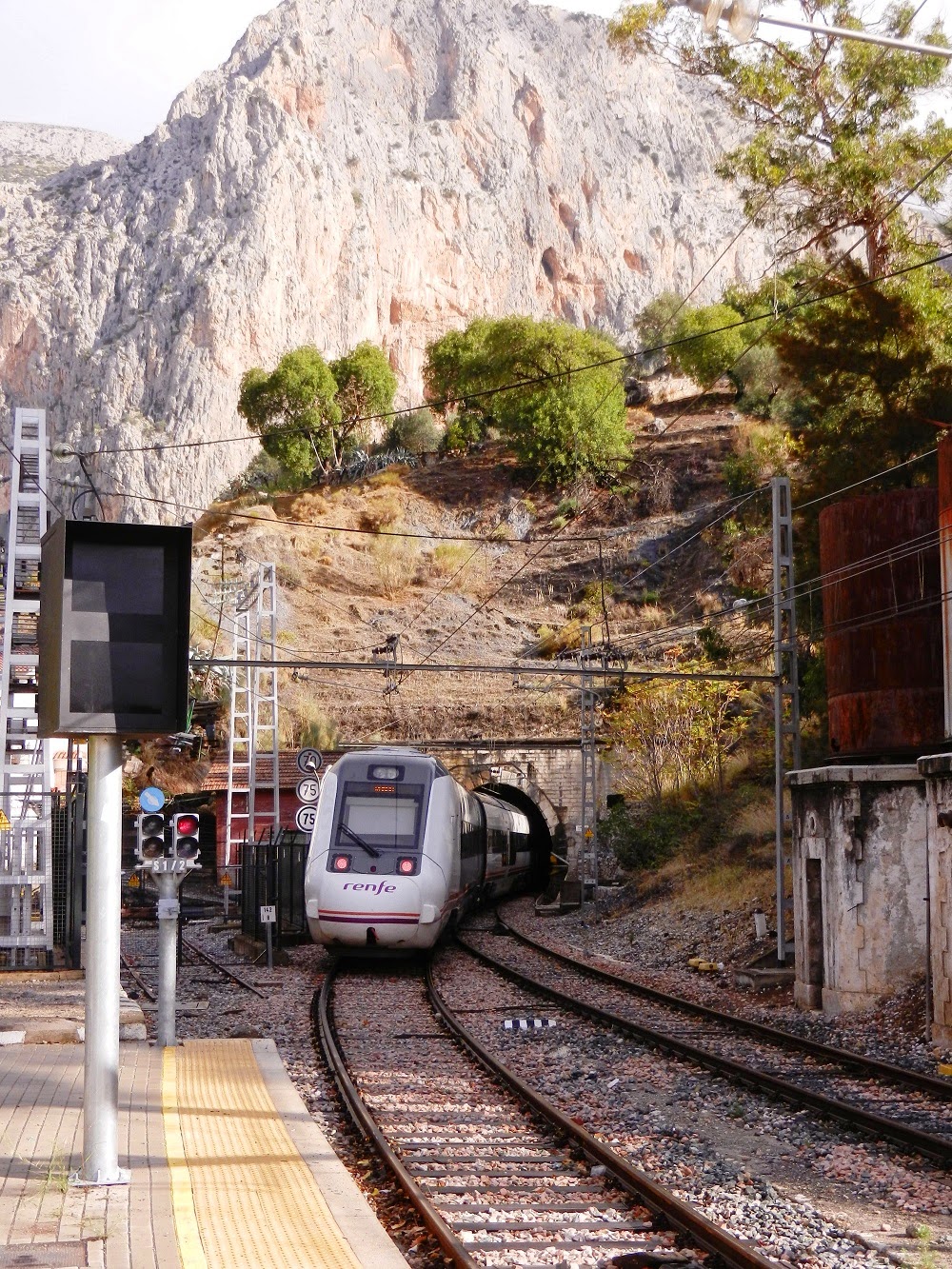 Viajes ferroviarios de ayer, hoy y mañana El Chorro, la estación mágica de Andalucía Viajes ferroviarios de ayer, hoy y mañana El Chorro, la estación mágica de Andalucía