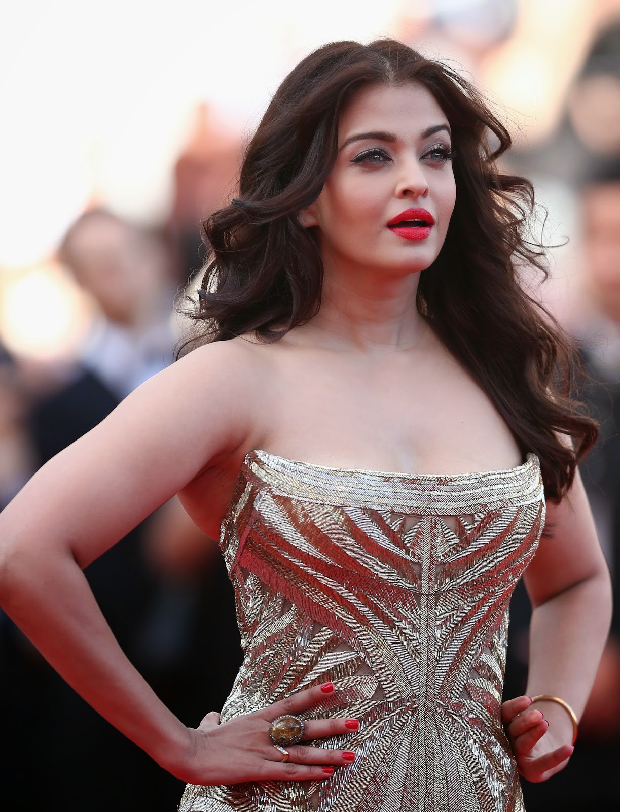 Bollywood Actress Aishwarya Rai Bachchan Hot Photo Shoot Pictures