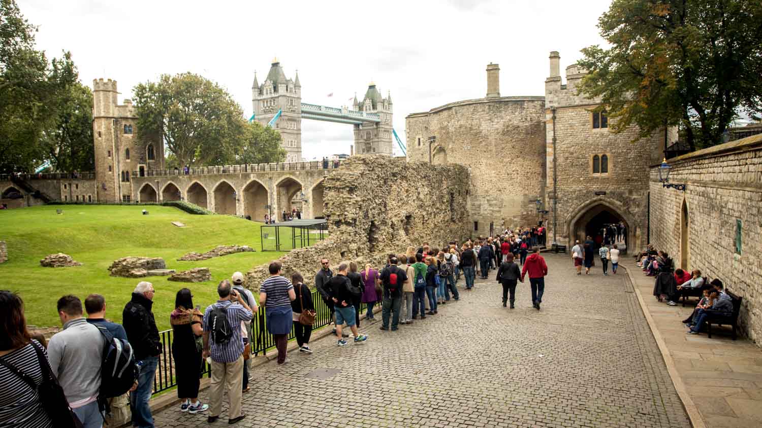 Турист подбирает экскурсии 650 загородный дворец крепость