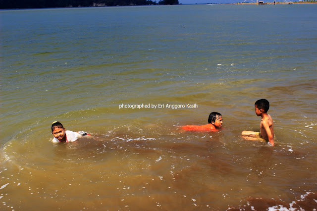 Anak-anak bermain air di Pantai Palatar Agung. Anak-anak bermain air di Pantai Palatar Agung.
