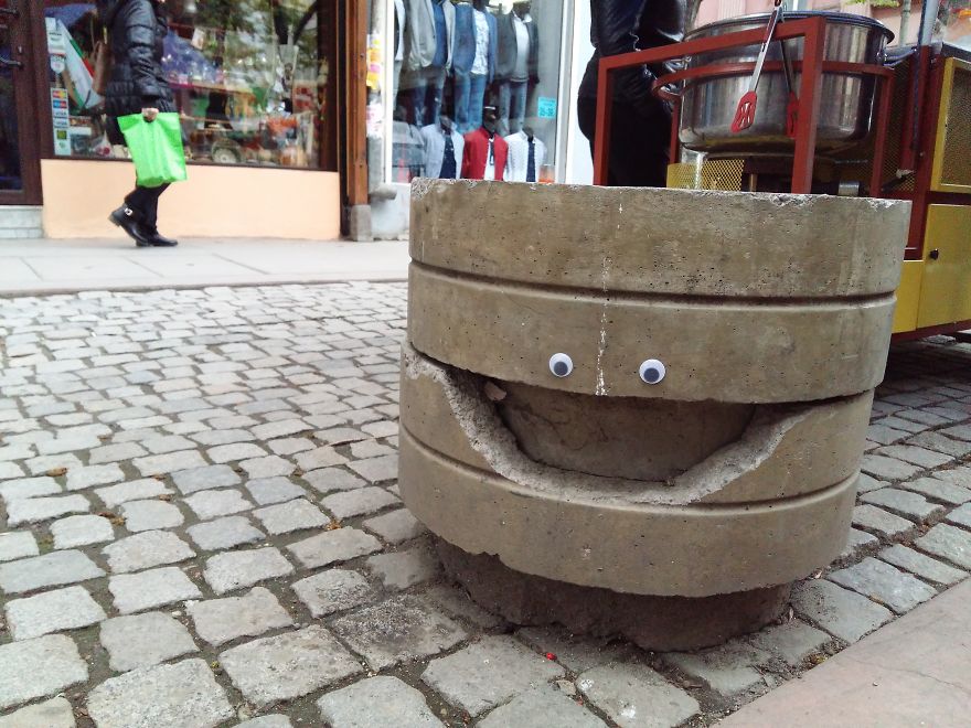 Guy Puts Googly Eyes On Broken Street Objects And The Result Is Hilarious