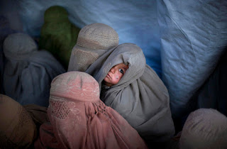 Malala significa "llenos de dolor", "triste". (Niña paquistaní en campo de refugiados) Mujer-Pastun-Paquistan