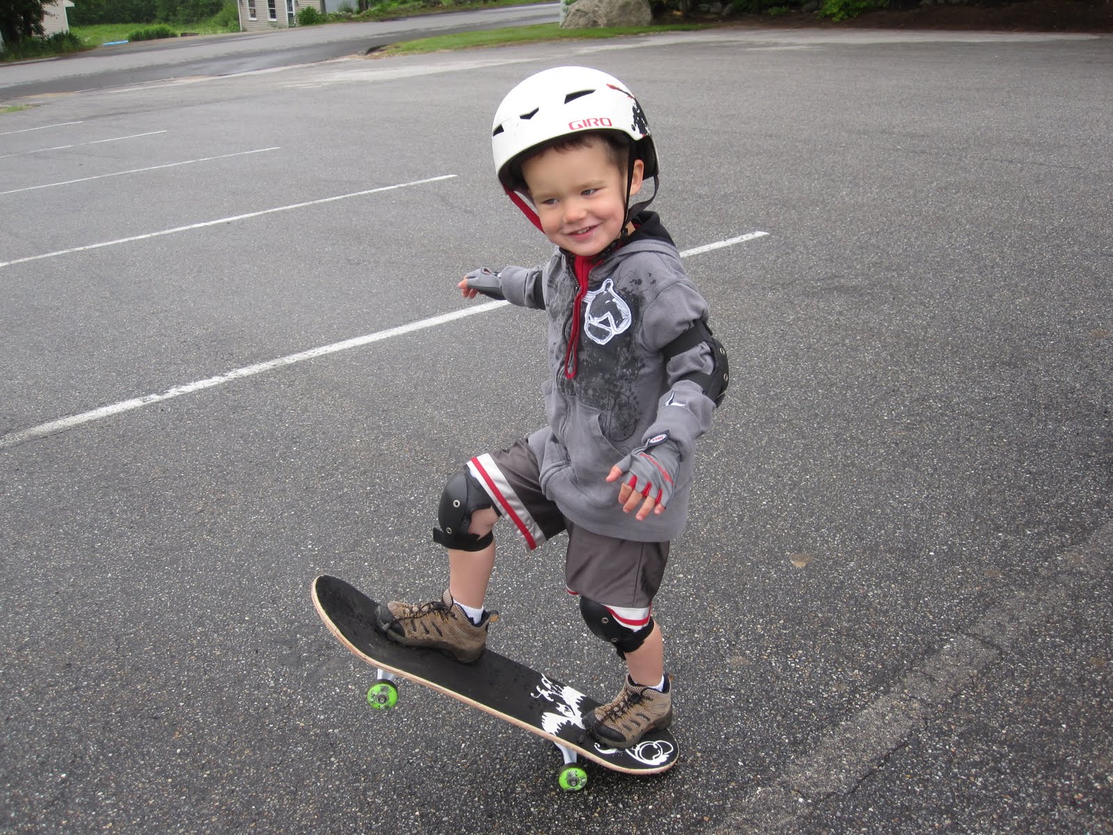 Сколько лет можно кататься. Ребенок на скейте. Дети катаются на скейте. Скейтборд для детей. Защита для катания на скейтборде для детей.