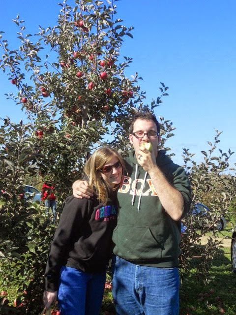 Couple Apple Picking Summer is coming to a close and the first subtle signs of fall are making themselves known, from the changing of leaves to the first pumpkin spice flavored beverage, it is a very exciting time of year! Fall is a season of change and new beginnings and with the changes taking place all around us, it also means new opportunities to spend time with your partner and make cherished memories. Get out your sweaters and flannels and let’s look at a few ways couples can make the most out of the fall season.