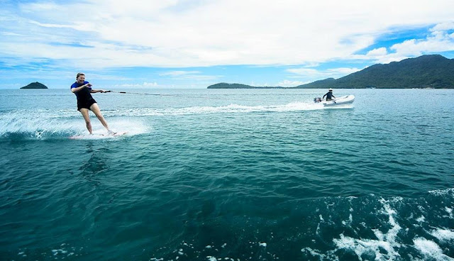 Surfing di laut Natuna oleh peserta Wonderful Sail