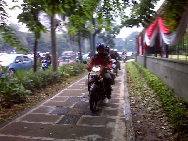 http://4.bp.blogspot.com/-b9SffEV4w3A/U9SgytLI0AI/AAAAAAAABcg/bRK7eAvSnrM/s640/motor+naik+trotoar+5+(abidinltc.wordpress.com).jpg