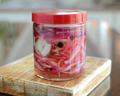 Spiced Pickled Red Onions ♥ KitchenParade.com, a game changer for tacos, salads, eggs and more.