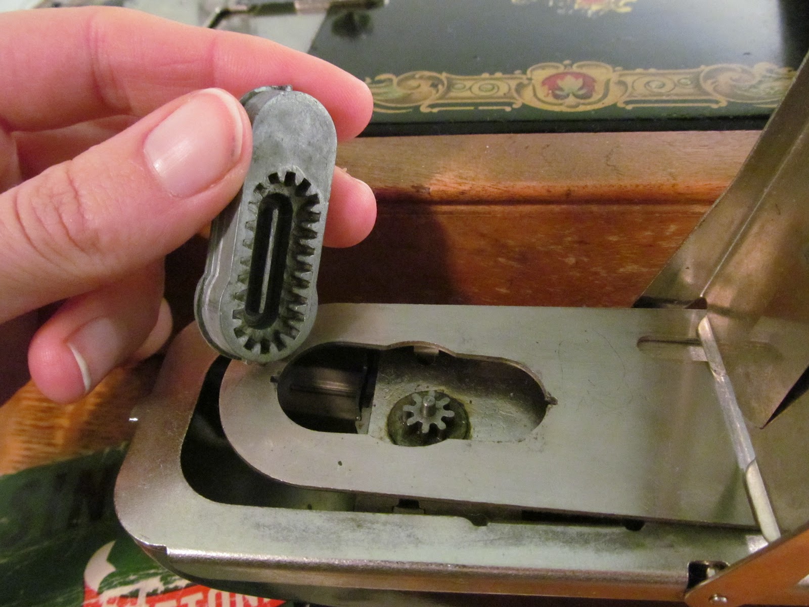 Trampled by Geese Singer 128 How to use the vintage buttonholer (it