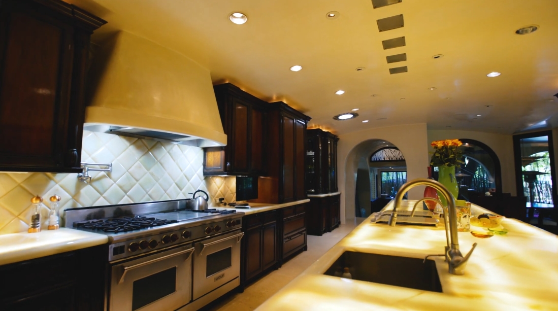 29 Interior Design Photos vs. Tour 715 N Alpine Dr, Beverly Hills, CA