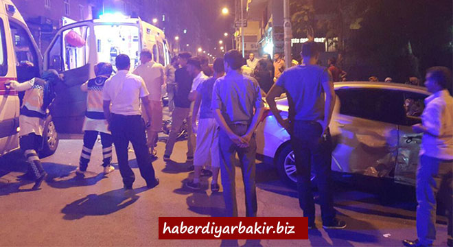 Diyarbakır Huzurevleri'nde trafik kazası: 2 yaralı Diyarbakır Huzurevleri'nde trafik kazası: 2 yaralı