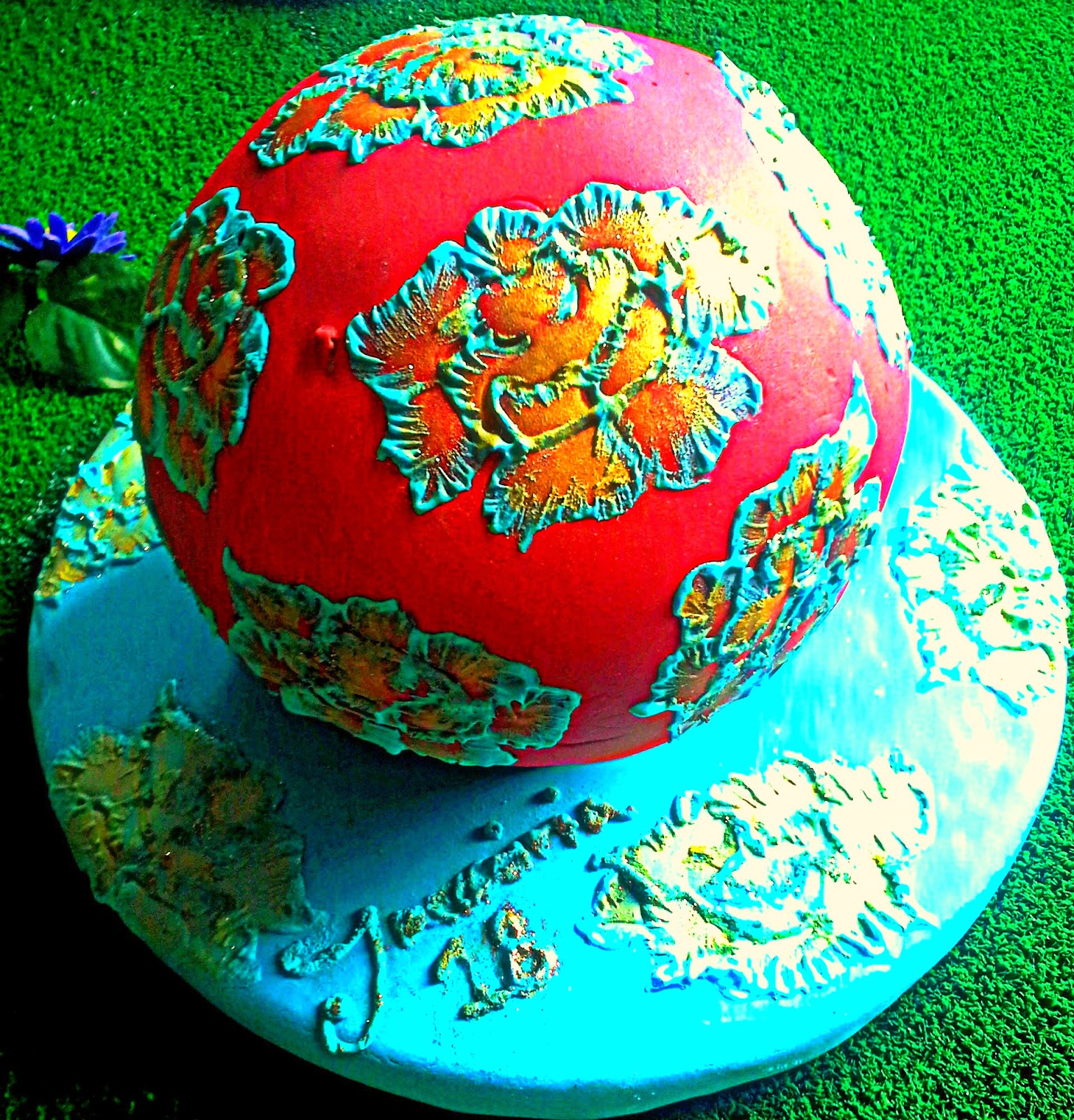 http://cupcakeluvs.blogspot.dk/2014/03/sphere-cake-rund-kage.html