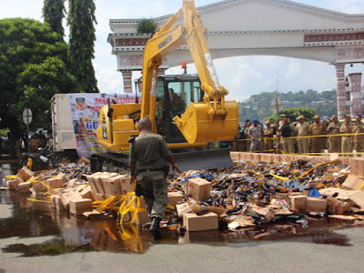 Pemprov Papua Musnahkan Ribuan Botol Miras Sitaan Pemprov Papua Musnahkan Ribuan Botol Miras Sitaan