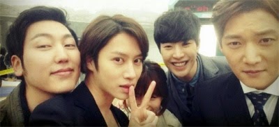 Hee Chul selfie that he posted, with Park Doo Shik, Lee Cho Hee, Park Min Woo and Choi Jin Hyuk.