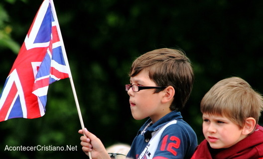 Niños británicos con bandera