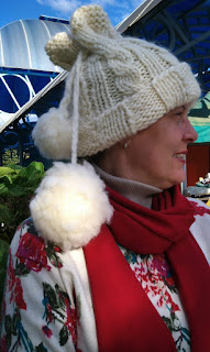 gorro de lã de ovelha mulher vestindo gorro de lã de ovelha
