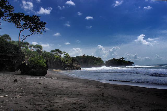 Jejeran bukit karang di sepanjang Pantai Madasari. Jejeran bukit karang di sepanjang Pantai Madasari.