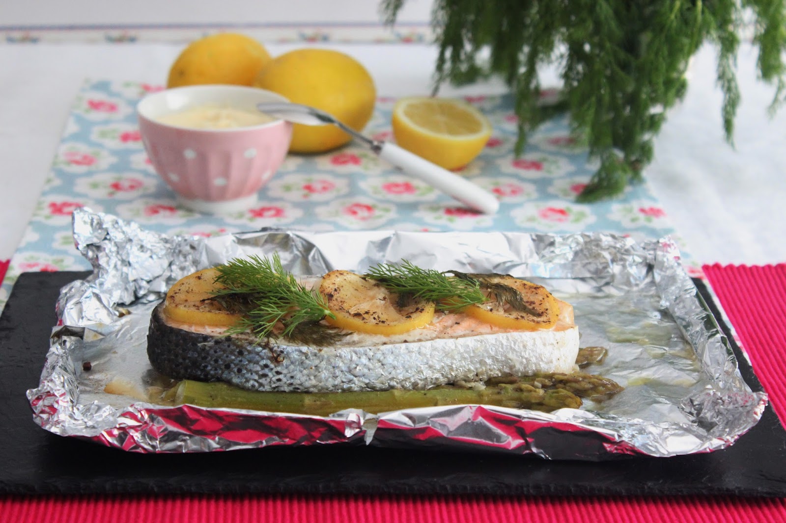 Salmón en "papillote", con Espárragos Verdes Las Recetas de Marichu