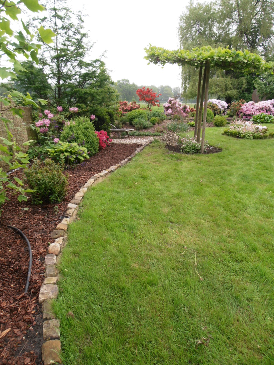 Sweet Home Rosa & Lia: Gartenplanung - Rasenkante aus Granitsteinen ist