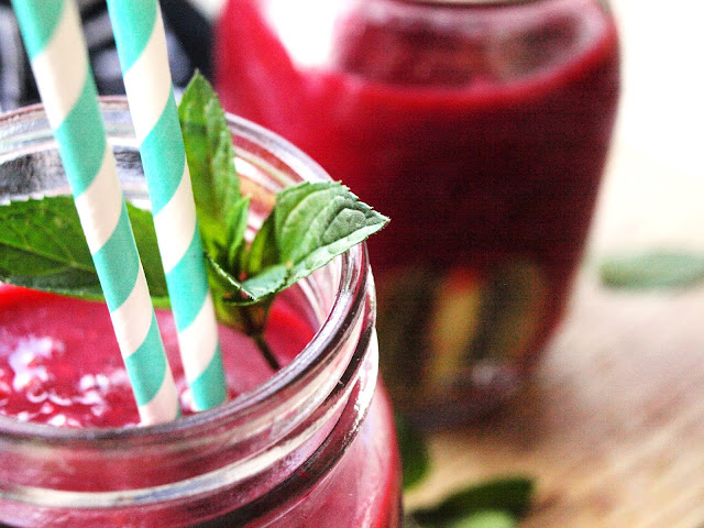 Beerensmoothie mit Wassermelone und Minze