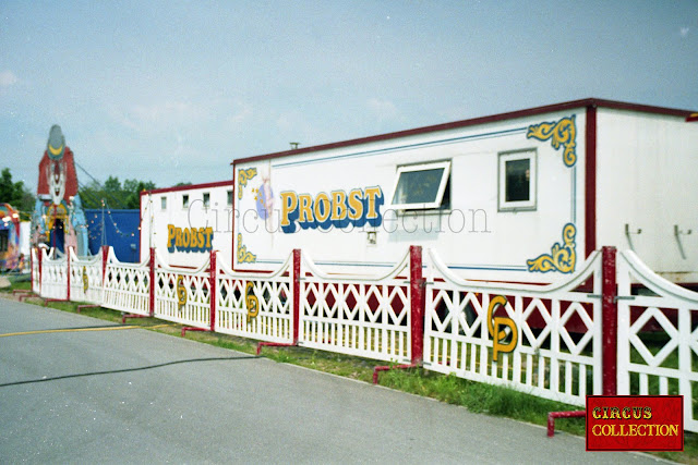 les roulottes et remorques  du Cirque Probst 2001 qui complète la devanture des installations 