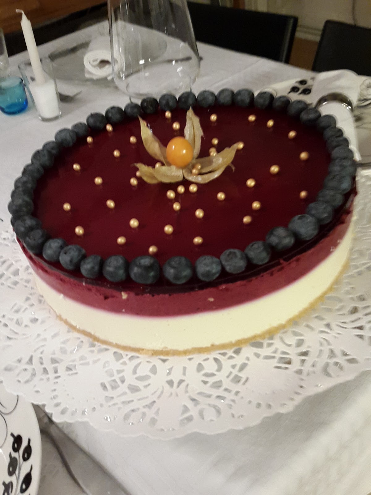 Valkosuklaacassis juustokakku/White Chocolate and Cassis Cheesecake