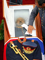 PETIT-FILS D'UN AUTRE GÉNÉRAL, FRANCISCO CUADRADO PRATS A, DE SON CÔTÉ, RÉUSSI À S'INTRODUIRE PENDANT LA NUIT DANS L'ENCEINTE DE L'ECOLE MILITAIRE, OÙ LA DÉPOUILLE MORTUAIRE ÉTAIT VEILLÉE. IL A ENSUITE CRACHÉ SUR LE CERCUEIL D'AUGUSTO PINOCHET.
