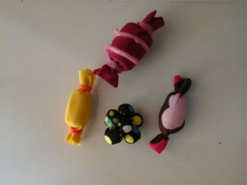 Bagaimana cara membuat bros dari kain flanel untuk anak? Bagaimana cara membuat bros dari kain flanel untuk anak?