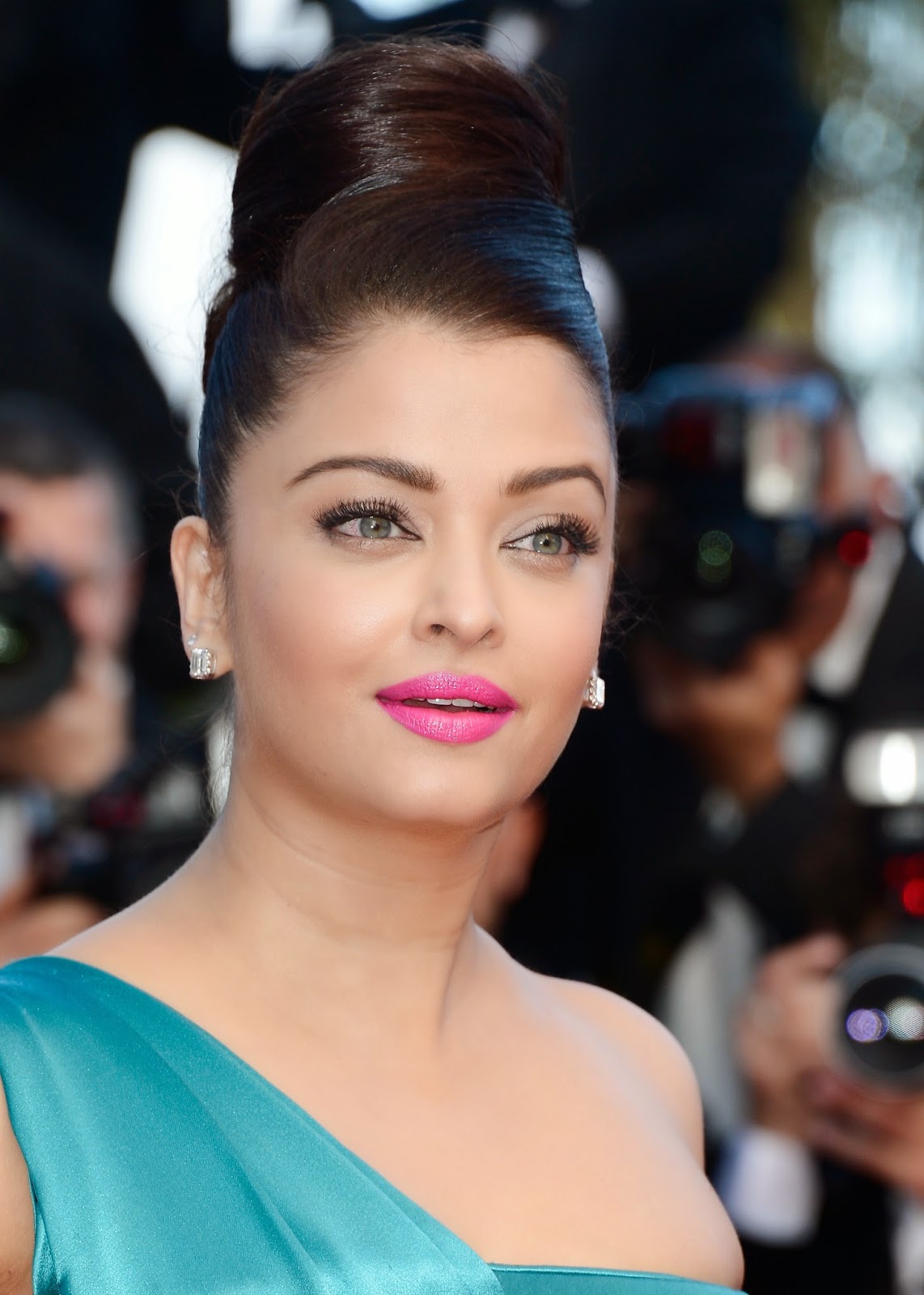High Quality Bollywood Celebrity Pictures: Aishwarya Rai Looks Drop-dead Gorgeous In a Blue 