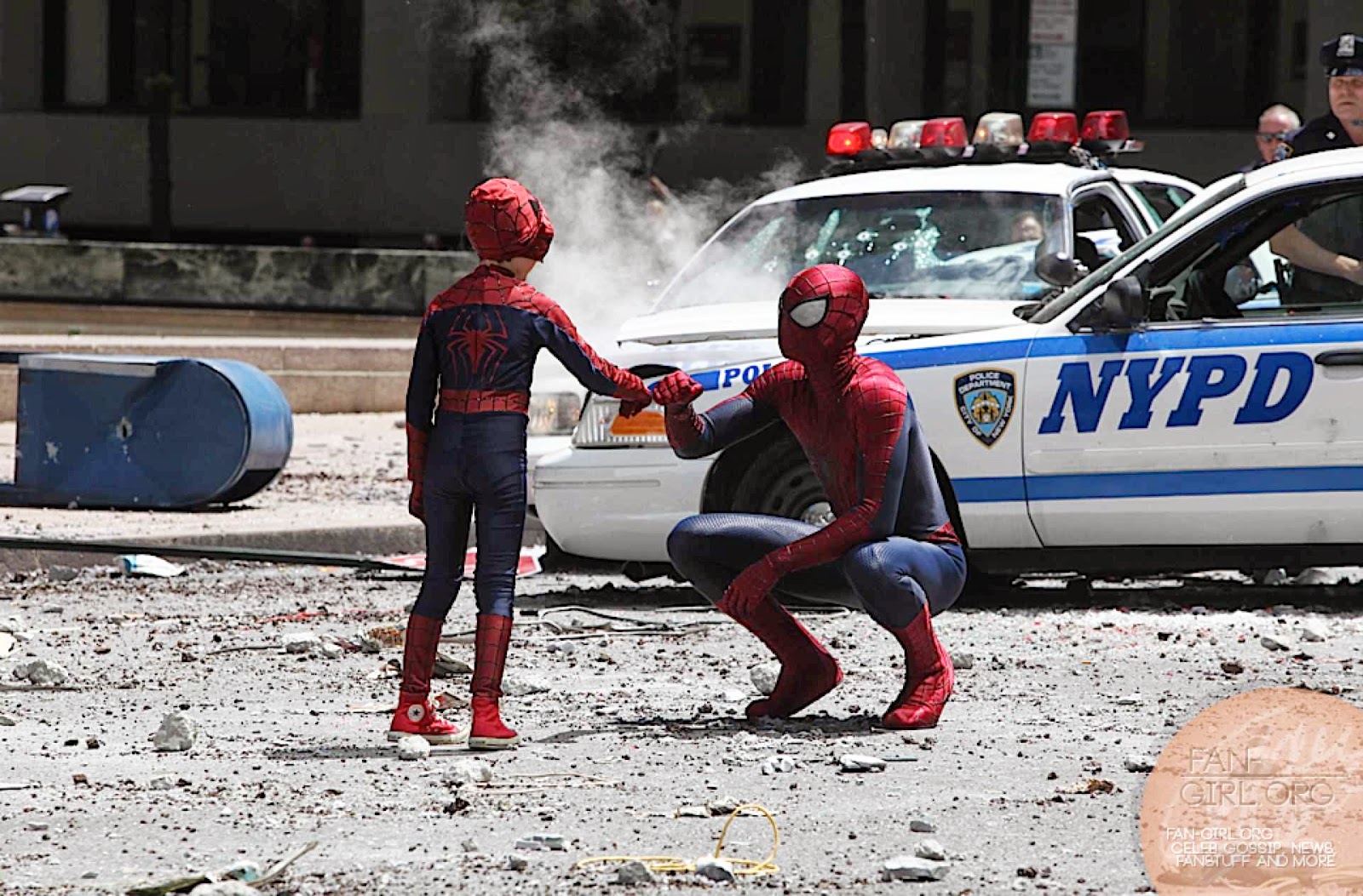 ｃｉａ こちら映画中央情報局です Amazing Spider Man 人気コミックヒーロー映画の続編 アメイジング スパイダーマン2 の強敵ライノを倒すため リトル スパイダーボーイと アンドリュー ガーフィールドのスパイダーマンがタッグを組んだセット フォト