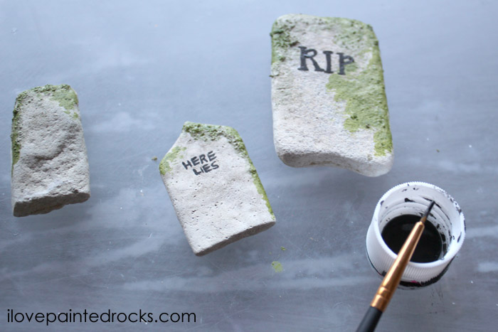 Halloween rock painting idea - mini gravestones with realistic moss and engravings #paintedrocks #halloween #rockpainting Creepy painted rocks for Halloween - how to paint rocks to look like gravestones. #halloweencraft #paintedrocks