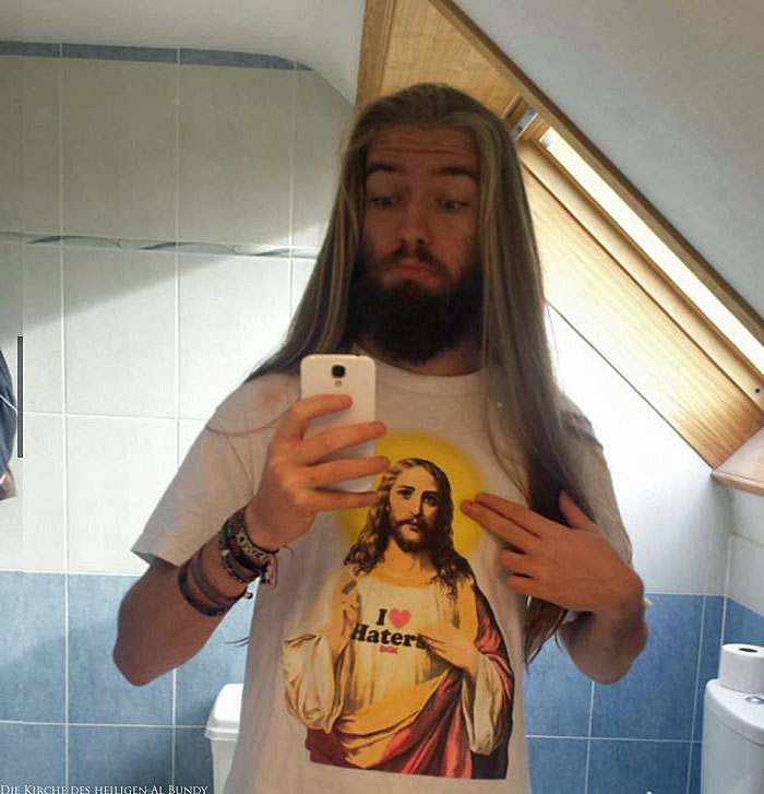 Jesus witziges T-Shirt - Mann mit langen Haaren und Vollbart macht lustiges Selfie