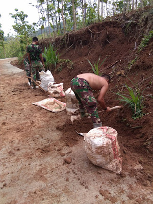 TEBING JALAN COR SEGAGAN LONGSOR KARENA DI GUYUR HUJAN