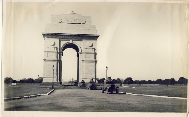 Armored+cars+passing+through+India+Gate+-+Delhi+1930's