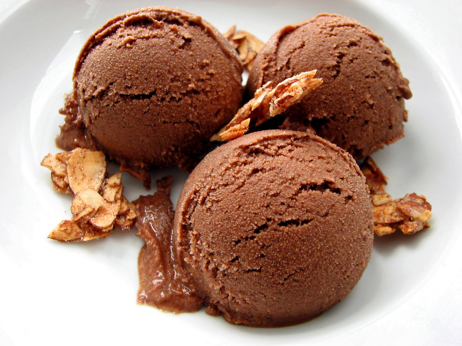Choco ice. Шоколадное мороженое. Шариковое мороженое шоколадное. Шарик шоколадного мороженого. Мороженое с шоколадом.