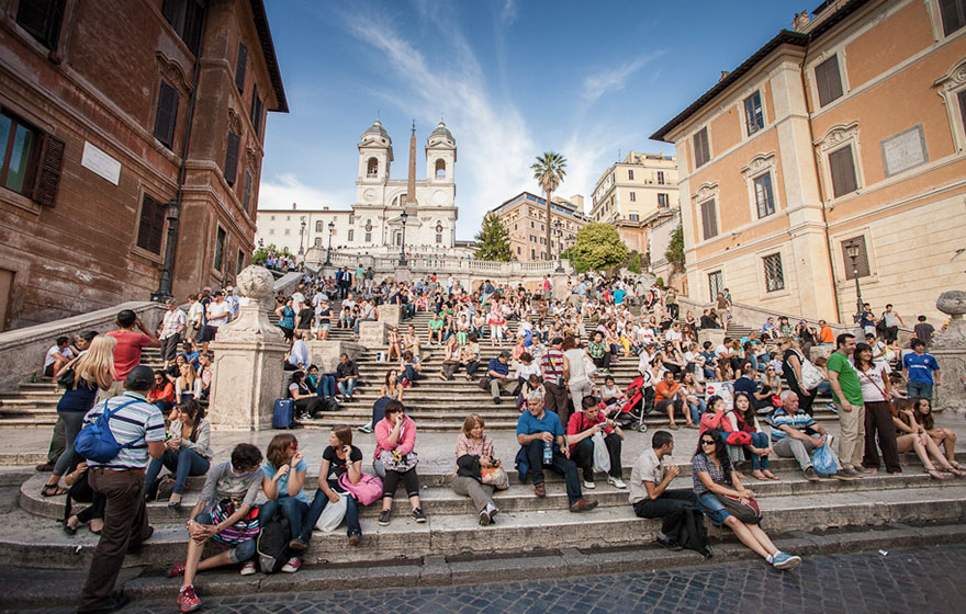 Travel Expectations Vs Reality (20+ Pics) - Hanging Out At The Spanish Steps In Italy With Your Sweetheart
