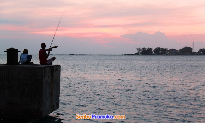 Mancing sambil menunggu senja di Dermaga Pulau Pramuka wisata pulau pramuka seribu