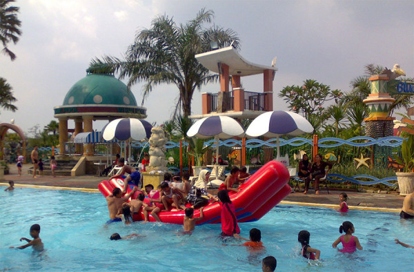 Kegembiraan anak-anak bermain di Marcopolo Water Adventure Bogor Kegembiraan anak-anak bermain di Marcopolo Water Adventure Bogor