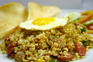 Nasi goreng spesial bakso