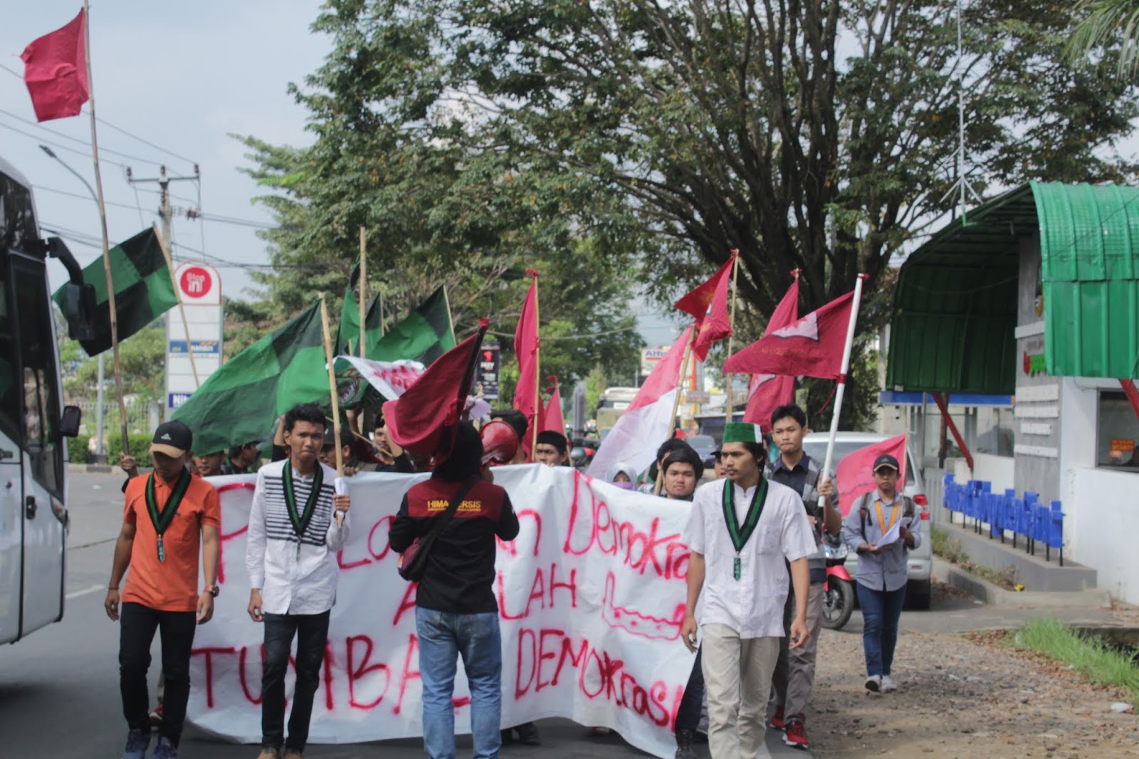 HMI dan HIMA Persis Garut Melakukan Aksi di Kantor KPUD Kabupaten Garut