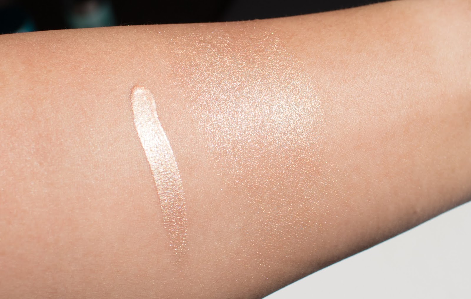 Glossier Play Niteshine Highlighter Concentrate in Pale Pearl Swatch