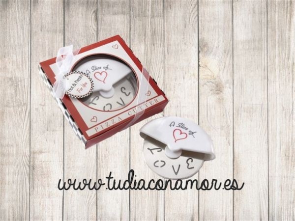 Detalles útiles y originales Si buscáis un detalle divertido y original, estos cortapizzas love son el recuerdo ideal para vuestras invitadas. Un regalo práctico, moderno y diferente con un toque retro.