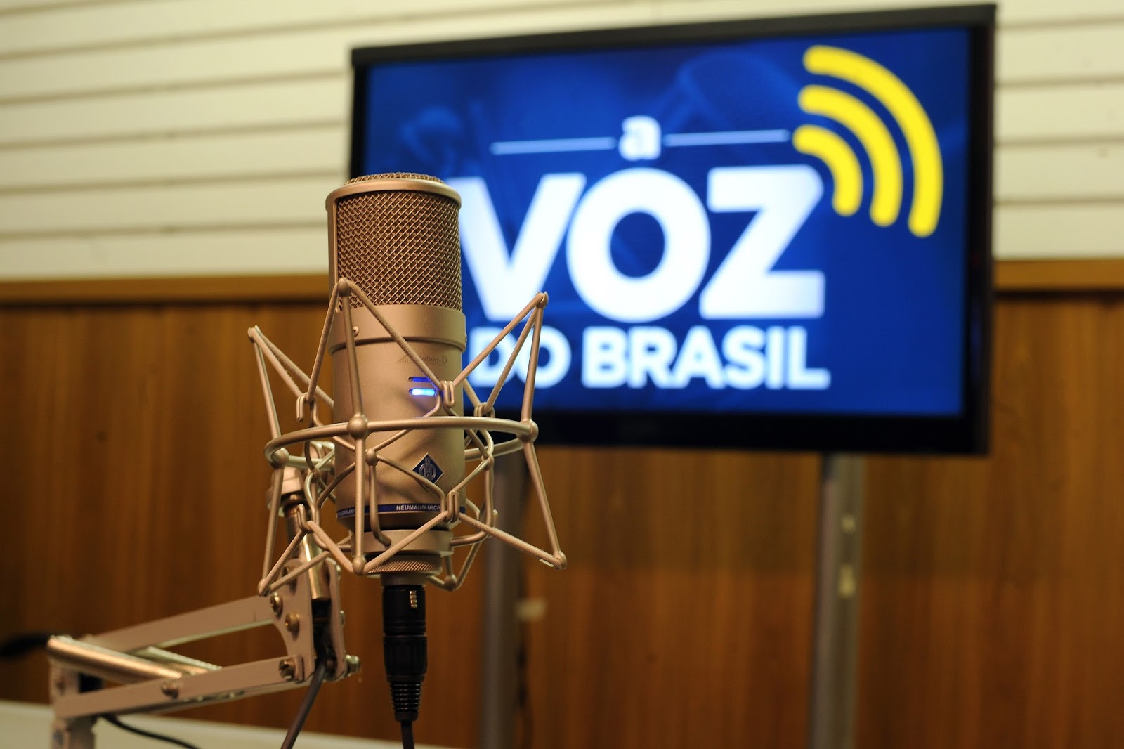 Emissoras de Rádio começam a transmitir A Voz do Brasil em horários alternativos Loucos Por Rádio