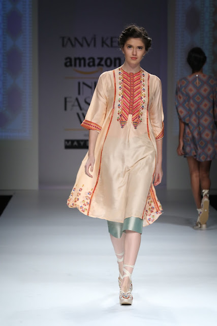 Tanvi Kedia displayes golden collection at AIFW) SS 2016 