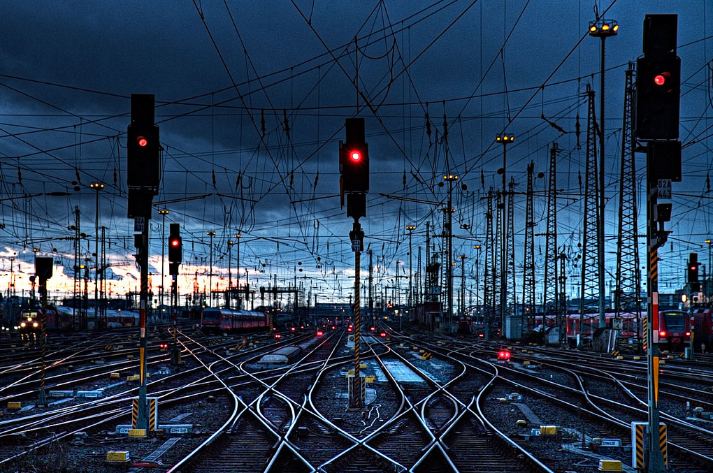 Грузовой поезд. Электропоезд эс2г ласточка. Wdm3a. Неэлектрифицированные железные дороги. Жд пути.