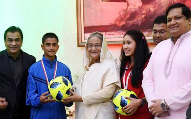 The Prime Minister gave two and a half million rupees to two football teams দুটি ফুটবল দলকে প্রায় দেড় কোটি টাকা দিলেন প্রধানমন্ত্রী
