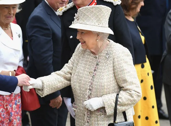 Queen Elizabeth Style. Queen Elizabeth and Prince Philip visited the Pangbourne College on the occasion of the school's centenary in Berkshire