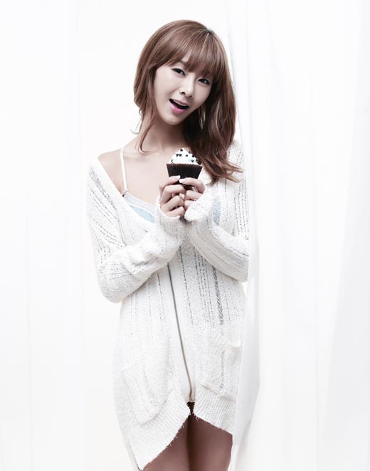 Pictures] G.Na flaunts her perfect S-Line for 