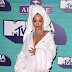 Jadi Host, Rita Ora Pakai 13 Baju Dan Berlian Seharga Rp.105 Milyar