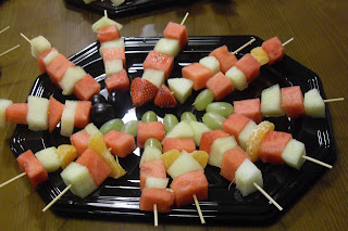 Brochetas de frutas.