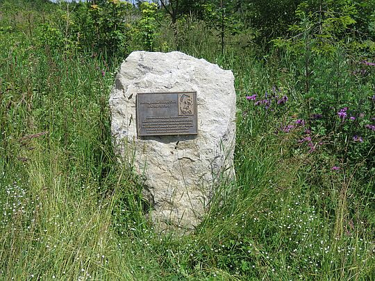Obelisk upamiętniający zasłużonego działacza Klubu českých turistov. Obelisk upamiętniający zasłużonego działacza Klubu českých turistov.
